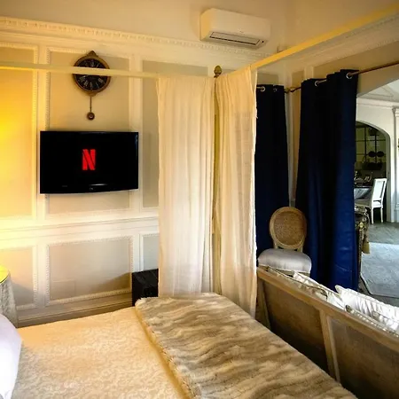 M A I S O N - H E X A G O N Neoclassical Style Apartment Riano (Rome)