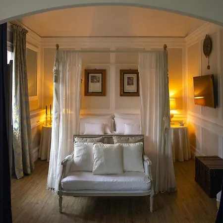 M A I S O N - H E X A G O N Neoclassical Style *