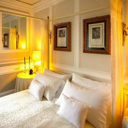 Apartment M A I S O N - H E X A G O N Neoclassical Style