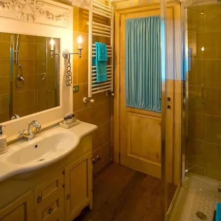 M A I S O N - H E X A G O N Neoclassical Style Apartment